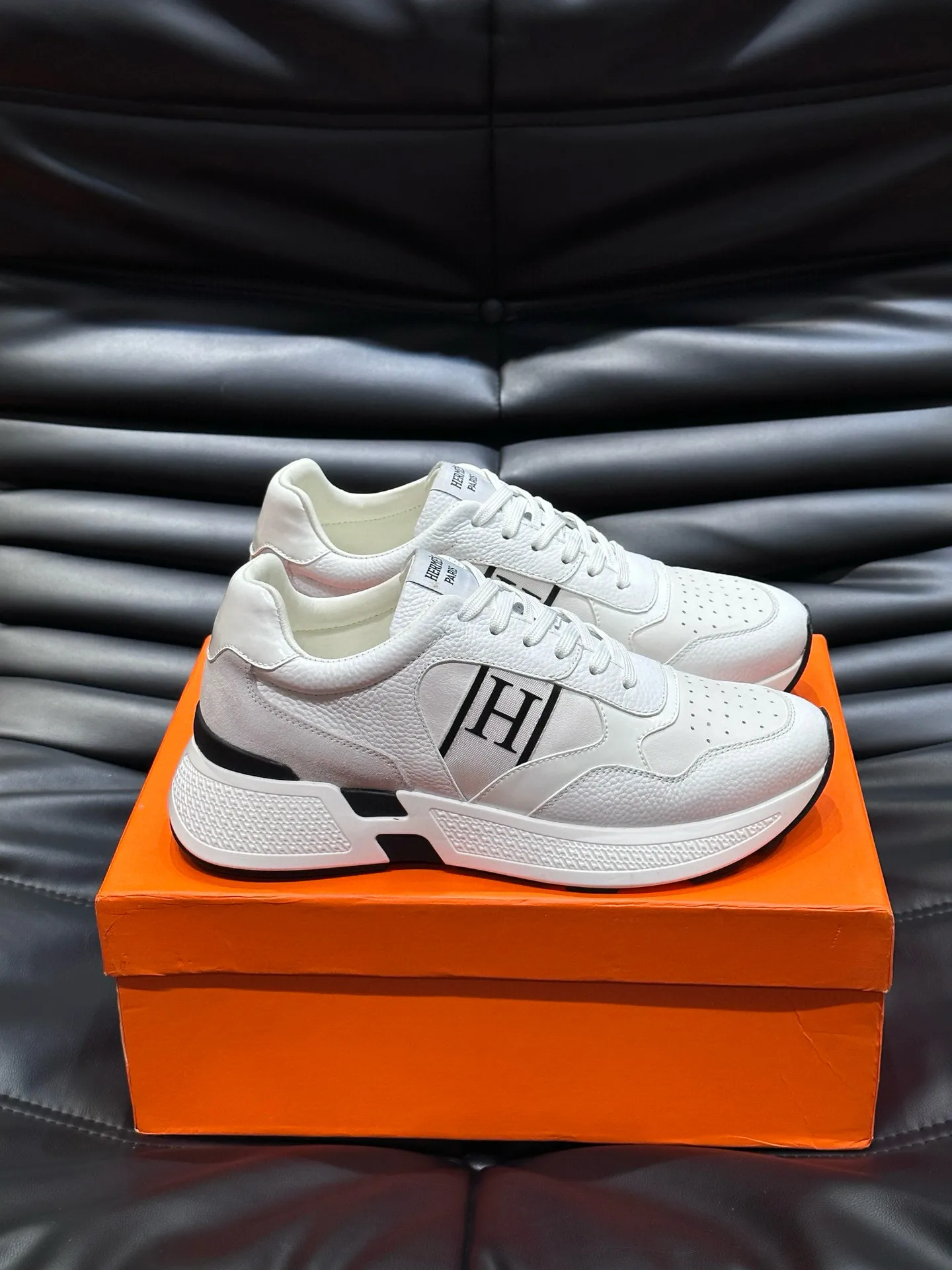 Factory price: 540💰HERMES/Hermes Hugo thick-soled sneakers are casual men's shoes. These sneakers are made of imported first-layer cowhide leather and breathable mesh design. The contrasting color design creates a dynamic and modern shape. The front end of the toe is decorated with natural-color rubber inlays. The style is novel and fashionable. The texture is incomparable, with cowhide lining and cowhide foot pads, the upper foot is comfortable and breathable, and the rubber sole is decorated with geometric patterns and iconic "H" details. A very personal one! Size: 39-44 (customized at 38.45)